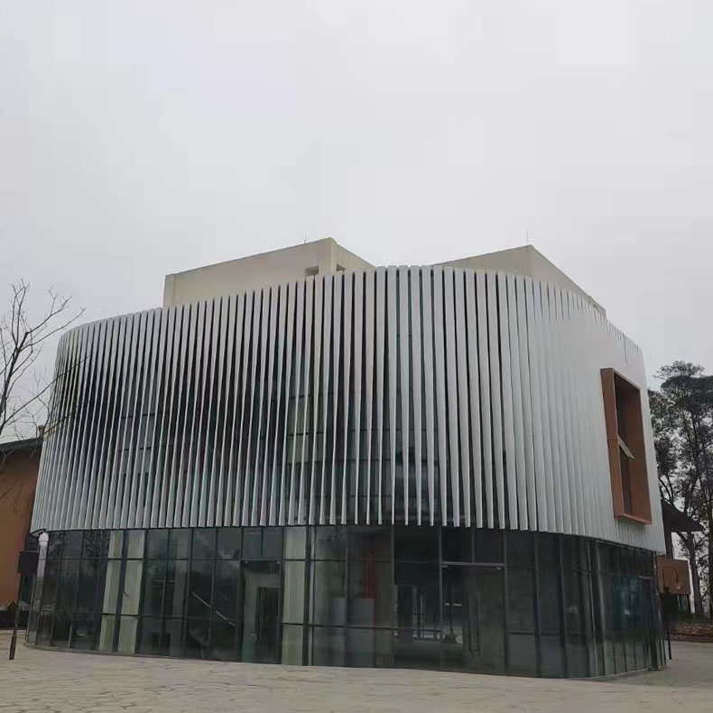 餐廳外墻白色扭曲鋁方管